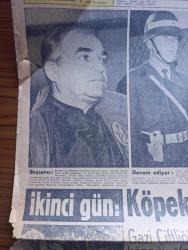 Hürriyet Gazetesi - Turkish Newspaper - 16 Ekim 1960 - köpek davası müdafaaya kaldı - Susurluk ilçesinde dünyaya gelen Yüksek Adalet divanı makamının en büyük başı Altay Ömer Egesel fotoğraf - Yozgat'ta dünyaya gelen Yüksek Adalet divanı başkanı Salim Başol fotoğraf - Celal Bayar dün üçüncü defa yüksek adalet divanının huzuruna çıktı fotoğraf - Bastı isimli davaya konu olan tazı fotoğraf - Sabık Ziraat Bakanı Nedim Ökmen köpek davası sırasında sorular cevaplandırırken fotoğraf - Celal Bayar'ın kızı babanız Menderes'le dargın mıydı sorusuna sinirlendi - Gazi çiftliği müdürü 200 damızlık koyunu satarak köpeği almak mecburiyetinde kaldığını açıkladı - Dolmabahçe Yassıada duruşmaları sebebiyle yasak bölge fotoğraf - Akbank - 75 bin kişi İstanbul'da telefon sırası bekliyor - başvekil Adnan Menderes'in geyikli hadiseleriyle ilgili telgrafa verdiği sert cevap - Gina Lollobrigida Rock Hudson'a aşık mı oldu fotoğraf - bir doktor kanser aşısını bulduğunu iddia ediyor - Fenerbahçe Karşıyaka maçı