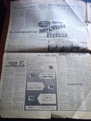 Hürriyet Gazetesi - Turkish Newspaper - 16 Ekim 1960 - köpek davası müdafaaya kaldı - Susurluk ilçesinde dünyaya gelen Yüksek Adalet divanı makamının en büyük başı Altay Ömer Egesel fotoğraf - Yozgat'ta dünyaya gelen Yüksek Adalet divanı başkanı Salim Başol fotoğraf - Celal Bayar dün üçüncü defa yüksek adalet divanının huzuruna çıktı fotoğraf - Bastı isimli davaya konu olan tazı fotoğraf - Sabık Ziraat Bakanı Nedim Ökmen köpek davası sırasında sorular cevaplandırırken fotoğraf - Celal Bayar'ın kızı babanız Menderes'le dargın mıydı sorusuna sinirlendi - Gazi çiftliği müdürü 200 damızlık koyunu satarak köpeği almak mecburiyetinde kaldığını açıkladı - Dolmabahçe Yassıada duruşmaları sebebiyle yasak bölge fotoğraf - Akbank - 75 bin kişi İstanbul'da telefon sırası bekliyor - başvekil Adnan Menderes'in geyikli hadiseleriyle ilgili telgrafa verdiği sert cevap - Gina Lollobrigida Rock Hudson'a aşık mı oldu fotoğraf - bir doktor kanser aşısını bulduğunu iddia ediyor - Fenerbahçe Karşıyaka maçı