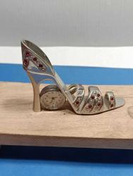 S9----STİLETTO AYAKKABI PİLİ BİTİK YADA ARIZALI MASA SAATİ