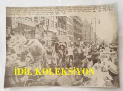 KRAL III. CHARLES'IN (CHARLES PHILIP ARTHUR GEORGE) PRENSES DIANA İLE ORİJİNAL HABER AJANSI BASIM FOTOĞRAFI - NEWS AGENCY PHOTO OF CHARLES III, (CHARLES PHILIP ARTHUR GEORGE) - 23 x 17 cm EBADINDA - 8.000 ÇOCUK İÇİN SOKAK PARTİSİ. İNCİ KRALİÇELER VE KRALLAR, 29 TEMMUZ KRALİYET DÜĞÜNÜ KUTLAMALARININ BİR PARÇASI OLARAK 26 TEMMUZ'DA LONDRA ŞEHİR MERKEZİNDE 8.000 ÇOCUK İÇİN DÜZENLENEN SOKAK PARTİSİNDE, PARLAK BONCUKLARDAN YAPILMIŞ GELENEKSEL KOSTÜMLERİNİ GİYEREK GÖSTERİ YAPTILAR. 1981 - (STREET PARTY FOR 8,000 CHILDREN. PEARLY QUEENS AND KINGS WEAR THEIR TRADITIONAL COSTUMES MADE OF SHINING BEADS AS THEY PERFORM AT A STREET PARTY FOR 8,000 CHILDREN IN DOWNTOWN LONDON JULY 26 AS PART OF THE CELEBRATIONS FOR JULY 29 ROYAL WEDDING. 1981)