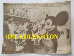 KRAL III. CHARLES'IN (CHARLES PHILIP ARTHUR GEORGE) PRENSES DIANA İLE ORİJİNAL HABER AJANSI BASIM FOTOĞRAFI - NEWS AGENCY PHOTO OF CHARLES III, (CHARLES PHILIP ARTHUR GEORGE) - 23 x 17 cm EBADINDA - 53 YAŞINDAKİ WALT DİSNEY'İN ÇİZGİ FİLM KARAKTERİ, ÇARŞAMBA GÜNÜ GERÇEKLEŞEN KRALİYET DÜĞÜNÜ KUTLAMALARININ BİR PARÇASI OLARAK DÜZENLENEN VE 8.000 ÇOCUĞUN KATILDIĞI BİR PARTİDE, 26 TEMMUZ'DA OXFORD CADDESİ'NDE BOY GÖSTERDİ. - (53-YEAR-OLD WALT DISNEY'S CARTOON CHARACTER WAS OUT AND ABOUT IN OXFORD STREET HERE JULY 26 AT A PARTY FOR 8,000 CHILDREN LAUNCHED AS PART OF THE CELEBRATIONS FOR WEDNESDAY'S ROYAL WEDDING.)