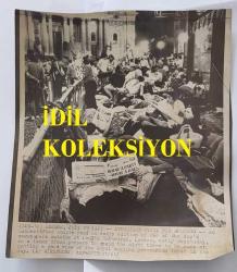 KRAL III. CHARLES'IN (CHARLES PHILIP ARTHUR GEORGE) PRENSES DIANA İLE ORİJİNAL HABER AJANSI BASIM FOTOĞRAFI - NEWS AGENCY PHOTO OF CHARLES III, (CHARLES PHILIP ARTHUR GEORGE) - 22 x 19 cm EBADINDA - ÇARŞAMBA SABAHI ERKEN SAATLERDE, LONDRA'DAKİ ST. PAUL KATEDRALİ'NİN DIŞINDA, KİMLİĞİ BELİRSİZ BİR ÇİFT GÜNÜN GAZETELERİNDEN BİRİNİN İLK BASKISINI OKUYORDU. BU DURUM, GÜNÜN İLERLEYEN SAATLERİNDE KRALİYET DÜĞÜNÜ ALAYINI İYİ BİR ŞEKİLDE İZLEYEBİLMEK İÇİN GECEYİ ORADA GEÇİRMEYE HAZIRLANAN BÜYÜK BİR KALABALIĞIN OLUŞMASINA NEDEN OLDU. - (AN UNIDENTIFIED COUPLE READ AN EARLY EDITING OF ONE OF THE DAY'S NEWSPAPERS OUTSIDE ST PAUL'S CATHEDRAL, LONDON, EARLY WEDNESDAY, GETTING A LARGE CROWD PREPARE TO SPEND THE NIGHT THERE TO BE SURE OF GETTING A GOOD VIEW OF THE ROYAL WEDDING PROCESSION LATER IN THE DAY.)