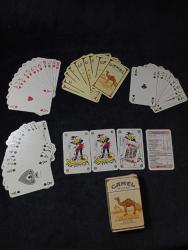 Camel sigara Temalı iskambil Oyun Kartları Seti vintage. Camel temalı kutusunda, koyu camel renklerde standart oyun kartları ve jokerler içeren oyun seti.  56 kart ve kutusundan oluşmakta  çok iyi durumda