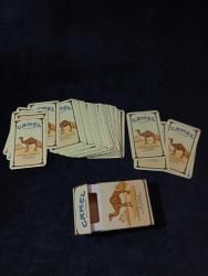 Camel sigara Temalı iskambil Oyun Kartları Seti vintage. Camel temalı kutusunda, koyu camel renklerde standart oyun kartları ve jokerler içeren oyun seti.  56 kart ve kutusundan oluşmakta  çok iyi durumda