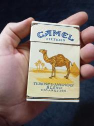 Camel sigara Temalı iskambil Oyun Kartları Seti vintage. Camel temalı kutusunda, koyu camel renklerde standart oyun kartları ve jokerler içeren oyun seti.  56 kart ve kutusundan oluşmakta  çok iyi durumda