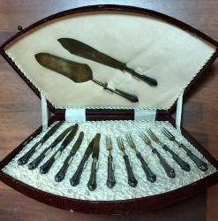 Gümüş saplı çatal kaşık servis seti. Orijinal kutulu. Boy:27,5 cm.