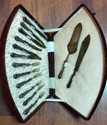 Gümüş saplı çatal kaşık servis seti. Orijinal kutulu. Boy:27,5 cm.