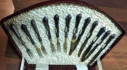 Gümüş saplı çatal kaşık servis seti. Orijinal kutulu. Boy:27,5 cm.