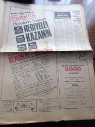 Akşam Gazetesi - Turkish Newspaper - 10 Ocak 1969 - anayasayı koruma tasarısı meclise verildi - komandoculuk ihtilal getirir - İsmet İnönü fikirler zorla ve saldırı ile yürütülemez - Ortadoğu Teknik Üniversitesi tatil oldu orman fakültesi yurdu işgal edildi - Deniz Ulaş İş sendikası tarafından alınan grev kararı uygulanmaya başladı Fotoğrafı - Yılın en başarılı sanatçıları - en iyi oyun yazarı Melih Cevdet Anday Fotoğrafı - en iyi erkek oyuncu Münir Özkul Fotoğrafı - 1967 1968 tiyatro sezonunun en iyi kadın oyuncusu seçilen Nisa Serezli Fotoğrafı - en iyi rejisör Sermet Çağan Fotoğrafı - üniversitede öğrenciler yönetime katılacak - Türkiye'de eğitim sorunu ve sosyalizm yazan Çetin Altan - Üç hilalli komandolar yazan Altan Öymen - işte kıyılan 2 öğretmen bir arada Birisi TÖS'ün eski genel başkanı Feyzullah Ertuğrul öteki yazarımız Mahmut Makal - Türkan Şoray'ın fiyatı tepki yarattı Fotoğrafı - Avni Anıl film müziğine başladı Fotoğrafı - Ogün Altıparmak futbolu bırakacağım dedi fotoğraf