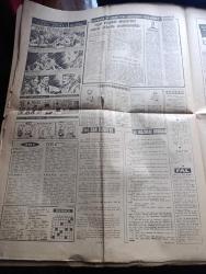 Akşam Gazetesi - Turkish Newspaper - 10 Ocak 1969 - anayasayı koruma tasarısı meclise verildi - komandoculuk ihtilal getirir - İsmet İnönü fikirler zorla ve saldırı ile yürütülemez - Ortadoğu Teknik Üniversitesi tatil oldu orman fakültesi yurdu işgal edildi - Deniz Ulaş İş sendikası tarafından alınan grev kararı uygulanmaya başladı Fotoğrafı - Yılın en başarılı sanatçıları - en iyi oyun yazarı Melih Cevdet Anday Fotoğrafı - en iyi erkek oyuncu Münir Özkul Fotoğrafı - 1967 1968 tiyatro sezonunun en iyi kadın oyuncusu seçilen Nisa Serezli Fotoğrafı - en iyi rejisör Sermet Çağan Fotoğrafı - üniversitede öğrenciler yönetime katılacak - Türkiye'de eğitim sorunu ve sosyalizm yazan Çetin Altan - Üç hilalli komandolar yazan Altan Öymen - işte kıyılan 2 öğretmen bir arada Birisi TÖS'ün eski genel başkanı Feyzullah Ertuğrul öteki yazarımız Mahmut Makal - Türkan Şoray'ın fiyatı tepki yarattı Fotoğrafı - Avni Anıl film müziğine başladı Fotoğrafı - Ogün Altıparmak futbolu bırakacağım dedi fotoğraf