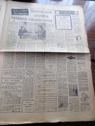 Akşam Gazetesi - Turkish Newspaper - 10 Ocak 1969 - anayasayı koruma tasarısı meclise verildi - komandoculuk ihtilal getirir - İsmet İnönü fikirler zorla ve saldırı ile yürütülemez - Ortadoğu Teknik Üniversitesi tatil oldu orman fakültesi yurdu işgal edildi - Deniz Ulaş İş sendikası tarafından alınan grev kararı uygulanmaya başladı Fotoğrafı - Yılın en başarılı sanatçıları - en iyi oyun yazarı Melih Cevdet Anday Fotoğrafı - en iyi erkek oyuncu Münir Özkul Fotoğrafı - 1967 1968 tiyatro sezonunun en iyi kadın oyuncusu seçilen Nisa Serezli Fotoğrafı - en iyi rejisör Sermet Çağan Fotoğrafı - üniversitede öğrenciler yönetime katılacak - Türkiye'de eğitim sorunu ve sosyalizm yazan Çetin Altan - Üç hilalli komandolar yazan Altan Öymen - işte kıyılan 2 öğretmen bir arada Birisi TÖS'ün eski genel başkanı Feyzullah Ertuğrul öteki yazarımız Mahmut Makal - Türkan Şoray'ın fiyatı tepki yarattı Fotoğrafı - Avni Anıl film müziğine başladı Fotoğrafı - Ogün Altıparmak futbolu bırakacağım dedi fotoğraf