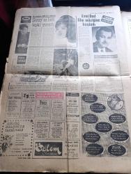 Akşam Gazetesi - Turkish Newspaper - 10 Ocak 1969 - anayasayı koruma tasarısı meclise verildi - komandoculuk ihtilal getirir - İsmet İnönü fikirler zorla ve saldırı ile yürütülemez - Ortadoğu Teknik Üniversitesi tatil oldu orman fakültesi yurdu işgal edildi - Deniz Ulaş İş sendikası tarafından alınan grev kararı uygulanmaya başladı Fotoğrafı - Yılın en başarılı sanatçıları - en iyi oyun yazarı Melih Cevdet Anday Fotoğrafı - en iyi erkek oyuncu Münir Özkul Fotoğrafı - 1967 1968 tiyatro sezonunun en iyi kadın oyuncusu seçilen Nisa Serezli Fotoğrafı - en iyi rejisör Sermet Çağan Fotoğrafı - üniversitede öğrenciler yönetime katılacak - Türkiye'de eğitim sorunu ve sosyalizm yazan Çetin Altan - Üç hilalli komandolar yazan Altan Öymen - işte kıyılan 2 öğretmen bir arada Birisi TÖS'ün eski genel başkanı Feyzullah Ertuğrul öteki yazarımız Mahmut Makal - Türkan Şoray'ın fiyatı tepki yarattı Fotoğrafı - Avni Anıl film müziğine başladı Fotoğrafı - Ogün Altıparmak futbolu bırakacağım dedi fotoğraf