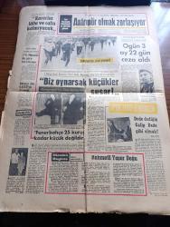 Akşam Gazetesi - Turkish Newspaper - 10 Ocak 1969 - anayasayı koruma tasarısı meclise verildi - komandoculuk ihtilal getirir - İsmet İnönü fikirler zorla ve saldırı ile yürütülemez - Ortadoğu Teknik Üniversitesi tatil oldu orman fakültesi yurdu işgal edildi - Deniz Ulaş İş sendikası tarafından alınan grev kararı uygulanmaya başladı Fotoğrafı - Yılın en başarılı sanatçıları - en iyi oyun yazarı Melih Cevdet Anday Fotoğrafı - en iyi erkek oyuncu Münir Özkul Fotoğrafı - 1967 1968 tiyatro sezonunun en iyi kadın oyuncusu seçilen Nisa Serezli Fotoğrafı - en iyi rejisör Sermet Çağan Fotoğrafı - üniversitede öğrenciler yönetime katılacak - Türkiye'de eğitim sorunu ve sosyalizm yazan Çetin Altan - Üç hilalli komandolar yazan Altan Öymen - işte kıyılan 2 öğretmen bir arada Birisi TÖS'ün eski genel başkanı Feyzullah Ertuğrul öteki yazarımız Mahmut Makal - Türkan Şoray'ın fiyatı tepki yarattı Fotoğrafı - Avni Anıl film müziğine başladı Fotoğrafı - Ogün Altıparmak futbolu bırakacağım dedi fotoğraf