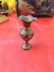 K118-----ÇİÇEK DESENLİ ESKİ KÜÇÜK BOY PİRİNÇ VAZO