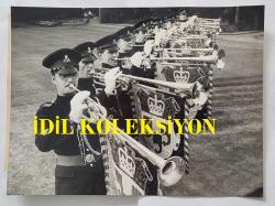 KRAL III. CHARLES (CHARLES PHILIP ARTHUR GEORGE) PRENSES DIANA İLE ORİJİNAL FOTOĞRAFI - ORIGINAL PHOTOGRAPH OF CHARLES III, (CHARLES PHILIP ARTHUR GEORGE) - 20 x 15 cm EBADINDA - BRİTANYA KRALİYET ASKERİ MÜZİK OKULU'NDAN BU TROMPETÇİLER, 29 TEMMUZ'DA ST. PAUL KATEDRALİ'NDE GERÇEKLEŞECEK GALLER PRENSİ VE LADY DİANA SPENCER'IN DÜĞÜN TÖRENİNDE MÜZİK ALANINDA ÖNEMLİ BİR ROL OYNAYACAKLAR... BOOSEY AND HAWKES, THE HYDE, DEANSBROOK ROAD, EDGWARE, MİDDLESEX, İNGİLTERE.  - (THESE TRUMPETERS FROM BRITAIN'S ROYAL MILITARY SCHOOL OF MUSIC WILL PLAY A LEADING PART IN THE MUSIC FOR THE WEDDING OF THE PRINCE OF WALES, AND LADY DIANA SPENCER IN ST PAUL'S CATHEDRAL ON JULY 29... BOOSEY AND HAWKES, THE HYDE, DEANSBROOK ROAD, EDGWARE, MIDDLESEX, ENGLAND.) - ÖZEL ARŞİV