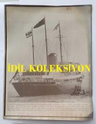 KRAL III. CHARLES'IN (CHARLES PHILIP ARTHUR GEORGE) PRENSES DIANA İLE ORİJİNAL HABER AJANSI BASIM FOTOĞRAFI - NEWS AGENCY PHOTO OF CHARLES III, (CHARLES PHILIP ARTHUR GEORGE) - 26 x 20 cm EBADINDA - KRALİYET YATI BRİTANNİA, SÜVEYŞ KANALI'NDAN GEÇTİKTEN SONRA KIZILDENİZ'E DOĞRU YOLA ÇIKTI; GEMİDE PRENS CHARLES VE EŞİ LADY DİANA BULUNUYOR. - (THE ROYAL YACHT BRITANNIA HEADS OUT INTO THE RED SEA AFTER HAVING CLEARED THE SUEZ CANAL, ONBOARD ARE PRINCE CHARLES AND HIS BRIDE LADY DIANA.)