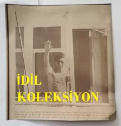 KRAL III. CHARLES'IN (CHARLES PHILIP ARTHUR GEORGE) PRENSES DIANA İLE ORİJİNAL HABER AJANSI BASIM FOTOĞRAFI - NEWS AGENCY PHOTO OF CHARLES III, (CHARLES PHILIP ARTHUR GEORGE) - 21 x 20 cm EBADINDA - KRALİYET YATI BRİTANNİA, SÜVEYŞ KANALI'NDAN GEÇTİKTEN SONRA KIZILDENİZ'E DOĞRU YOLA ÇIKTI; GEMİDE PRENS CHARLES VE EŞİ LADY DİANA BULUNUYOR. - (THE ROYAL YACHT BRITANNIA HEADS OUT INTO THE RED SEA AFTER HAVING CLEARED THE SUEZ CANAL, ONBOARD ARE PRINCE CHARLES AND HIS BRIDE LADY DIANA.)