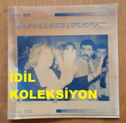 TÜRKİYE CUMHURİYETİ ESKİ BAŞBAKANI TANSU ÇİLLER'İN AJANS-BASIN FOTOĞRAFI (KAĞIT BASKI) - 21 x 21 cm EBADINDA - TANSU ÇİLLER, CUMHURBAŞKANI SÜLEYMAN DEMİREL'DEN HÜKUMETİ KURMA GÖREVİ ALDIKTAN SONRA DÜZENLEDİĞİ BASIN TOPLANTISINDA KONUŞMA YAPARKEN ÇEKİLMİŞ BİR KARE. 1993. HİKMET SAATÇİ