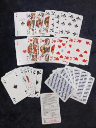 Orijinal Grundig marka Skat İskambil Destesi – 32 Kart Alman Skat oyunu için özel deste  Standart 52’lik değil, Skat’a uygun 32 karttan oluşur.  Marka: F.X. Schmid (Alman üretim) 7’den As’a kadar kartlar mevcut  Skat kuralları kartı içinde Temiz ve düzgün durumda Eksiksiz 32 kart ve oyun kuralları karti Skat oynayanlar ya da koleksiyon yapanlar için güzel bir parça. Alman üretimi olduğu için klasik destelerden biraz daha özel