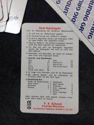 Orijinal Grundig marka Skat İskambil Destesi – 32 Kart Alman Skat oyunu için özel deste  Standart 52’lik değil, Skat’a uygun 32 karttan oluşur.  Marka: F.X. Schmid (Alman üretim) 7’den As’a kadar kartlar mevcut  Skat kuralları kartı içinde Temiz ve düzgün durumda Eksiksiz 32 kart ve oyun kuralları karti Skat oynayanlar ya da koleksiyon yapanlar için güzel bir parça. Alman üretimi olduğu için klasik destelerden biraz daha özel
