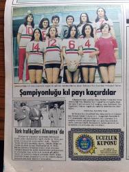 Gün Gazetesi - Turkish Newspaper - 5 Nisan 1973 - CHP Genel sekreteri Kamil Kırıkoğlu ve arkadaşları Parti meclisinden istifa etti Fotoğraf - Orhan Eyüboğlu CHP'nin yeni genel sekreteri seçildi - Ermeniler Paris'te elçiliğimizi bombaladı - belediye ruhsatı bulundurmadığı için para cezasına çarptırılan ikinci kez yakalandığında da çalışmaktan men edilmek istenen şoför Mevlüt Akbağlı memurların üzerine yürüdü Fotoğrafı - şoförün şarkısı vergi vere vere 10 para kalmadı - Aktör Tamer Yiğit  bir fabrikatörün kızını kaçırdı - Tamer Yiğit terk ettiği sevgilisi şarkıcı Sevim Tuna ile Fotoğrafı - 20 milyon liralık Kaçak televizyon malzemesi ile geçti - Pala Mustafa Burası Mahmutpaşa çizen Aydın Aliustaoğlu - bulmaca - Aşık Veysel şiirleri - Sadık Usta'nın garajı köşesi - Gürler olayı yazan Mehmet Kemal yazı dizisi - Bir kamyonda değerli 3 parça tarihi eser ele geçirildi - Dünyayı aydınlatan nur peygamber efendimizin hayatı yazan ve çizen Münif Fehim - Balıkesir Kız Enstitüsü voleybol takımı