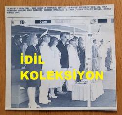 TÜRKİYE CUMHURİYETİ ESKİ BAŞBAKANI TANSU ÇİLLER'İN AJANS-BASIN FOTOĞRAFI (KAĞIT BASKI) - 15 x 14 cm EBADINDA - TANSU ÇİLLER, KARAMÜRSEL'DEKİ DENİZ EĞİTİM MERKEZİ KOMUTANLIĞI'NDAKİ YEDEK SUBAY OKULUNDAKİ YEMİN TÖRENİNDE EŞİ ÖZER ÇİLLER'LE BİRLİKTE. 1994