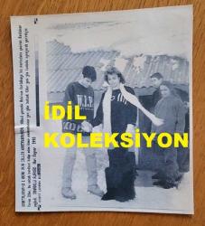 TÜRKİYE CUMHURİYETİ ESKİ BAŞBAKANI TANSU ÇİLLER'İN AJANS-BASIN FOTOĞRAFI (KAĞIT BASKI) - 14 x 13 cm EBADINDA - TANSU ÇİLLER, AİLESİYLE BİRLİKTE KARTALKAYA KAYAK MERKEZİ'NDE, 1995
