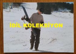 TÜRKİYE CUMHURİYETİ ESKİ BAŞBAKANI TANSU ÇİLLER'İN OĞLU BERK ÇİLLER'İN ORİJİNAL 2'Lİ FOTOĞRAF SETİ - 18 x 13 cm EBADINDA - BERK ÇİLLER, ULUDAĞ'DA KAYAKLA KAYARKEN ÇEKİLMİŞ 2 FARKLI KARE. 1997