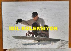 TÜRKİYE CUMHURİYETİ ESKİ BAŞBAKANI TANSU ÇİLLER'İN OĞLU BERK ÇİLLER'İN ORİJİNAL 2'Lİ FOTOĞRAF SETİ - 18 x 13 cm EBADINDA - BERK ÇİLLER, ULUDAĞ'DA KAYAKLA KAYARKEN ÇEKİLMİŞ 2 FARKLI KARE. 1997