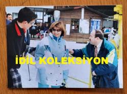 TÜRKİYE CUMHURİYETİ ESKİ BAŞBAKANI TANSU ÇİLLER'İN ORİJİNAL 6'LI FOTOĞRAF SETİ - 12,5 x 9 cm EBADINDA - TANSU ÇİLLER'İN 1996'DA EŞİ ÖZER ÇİLLER ve OĞLU BERK ÇİLLER'LE BİRLİKTE ULUDAĞ'DA KAYAK MERKEZİNDE TATİL YAPARKEN ÇEKİLMİŞ 6 FARKLI KARE... ÖZEL ARŞİV!