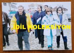 TÜRKİYE CUMHURİYETİ ESKİ BAŞBAKANI TANSU ÇİLLER'İN ORİJİNAL 6'LI FOTOĞRAF SETİ - 12,5 x 9 cm EBADINDA - TANSU ÇİLLER'İN 1996'DA EŞİ ÖZER ÇİLLER ve OĞLU BERK ÇİLLER'LE BİRLİKTE ULUDAĞ'DA KAYAK MERKEZİNDE TATİL YAPARKEN ÇEKİLMİŞ 6 FARKLI KARE... ÖZEL ARŞİV!