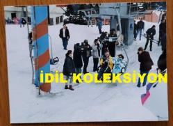 TÜRKİYE CUMHURİYETİ ESKİ BAŞBAKANI TANSU ÇİLLER'İN ORİJİNAL 6'LI FOTOĞRAF SETİ - 12,5 x 9 cm EBADINDA - TANSU ÇİLLER'İN 1996'DA EŞİ ÖZER ÇİLLER ve OĞLU BERK ÇİLLER'LE BİRLİKTE ULUDAĞ'DA KAYAK MERKEZİNDE TATİL YAPARKEN ÇEKİLMİŞ 6 FARKLI KARE... ÖZEL ARŞİV!