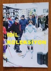 TÜRKİYE CUMHURİYETİ ESKİ BAŞBAKANI TANSU ÇİLLER'İN ORİJİNAL 6'LI FOTOĞRAF SETİ - 12,5 x 9 cm EBADINDA - TANSU ÇİLLER'İN 1996'DA EŞİ ÖZER ÇİLLER ve OĞLU BERK ÇİLLER'LE BİRLİKTE ULUDAĞ'DA KAYAK MERKEZİNDE TATİL YAPARKEN ÇEKİLMİŞ 6 FARKLI KARE... ÖZEL ARŞİV!