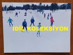TÜRKİYE CUMHURİYETİ ESKİ BAŞBAKANI TANSU ÇİLLER'İN ORİJİNAL 6'LI FOTOĞRAF SETİ - 12,5 x 9 cm EBADINDA - TANSU ÇİLLER'İN 1996'DA EŞİ ÖZER ÇİLLER ve OĞLU BERK ÇİLLER'LE BİRLİKTE ULUDAĞ'DA KAYAK MERKEZİNDE TATİL YAPARKEN ÇEKİLMİŞ 6 FARKLI KARE... ÖZEL ARŞİV!