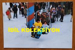 TÜRKİYE CUMHURİYETİ ESKİ BAŞBAKANI TANSU ÇİLLER'İN ORİJİNAL 5'Lİ FOTOĞRAF SETİ - 15 x 10 cm EBADINDA - TANSU ÇİLLER'İN 1996'DA EŞİ ÖZER ÇİLLER ve OĞLU BERK ÇİLLER'LE BİRLİKTE ULUDAĞ'DA KAYAK MERKEZİNDE TATİL YAPARKEN ÇEKİLMİŞ 5FARKLI KARE... ÖZEL ARŞİV!