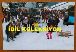 TÜRKİYE CUMHURİYETİ ESKİ BAŞBAKANI TANSU ÇİLLER'İN ORİJİNAL 5'Lİ FOTOĞRAF SETİ - 15 x 10 cm EBADINDA - TANSU ÇİLLER'İN 1996'DA EŞİ ÖZER ÇİLLER ve OĞLU BERK ÇİLLER'LE BİRLİKTE ULUDAĞ'DA KAYAK MERKEZİNDE TATİL YAPARKEN ÇEKİLMİŞ 5FARKLI KARE... ÖZEL ARŞİV!