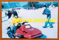 TÜRKİYE CUMHURİYETİ ESKİ BAŞBAKANI TANSU ÇİLLER'İN ORİJİNAL 5'Lİ FOTOĞRAF SETİ - 15 x 10 cm EBADINDA - TANSU ÇİLLER'İN 1996'DA EŞİ ÖZER ÇİLLER ve OĞLU BERK ÇİLLER'LE BİRLİKTE ULUDAĞ'DA KAYAK MERKEZİNDE TATİL YAPARKEN ÇEKİLMİŞ 5FARKLI KARE... ÖZEL ARŞİV!