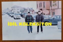 TÜRKİYE CUMHURİYETİ ESKİ BAŞBAKANI TANSU ÇİLLER'İN ORİJİNAL 5'Lİ FOTOĞRAF SETİ - 15 x 10 cm EBADINDA - TANSU ÇİLLER'İN 1996'DA EŞİ ÖZER ÇİLLER ve OĞLU BERK ÇİLLER'LE BİRLİKTE ULUDAĞ'DA KAYAK MERKEZİNDE TATİL YAPARKEN ÇEKİLMİŞ 5FARKLI KARE... ÖZEL ARŞİV!