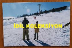 TÜRKİYE CUMHURİYETİ ESKİ BAŞBAKANI TANSU ÇİLLER'İN OĞLU BERK ÇİLLER'İN ORİJİNAL 5'Lİ FOTOĞRAF SETİ - 15x 10 cm EBADINDA - BERK ÇİLLER, ULUDAĞ'DA KAYAK MERKEZİNDE TATİL YAPARKEN ÇEKİLMİŞ 5 FARKLI KARE. 1997