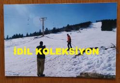 TÜRKİYE CUMHURİYETİ ESKİ BAŞBAKANI TANSU ÇİLLER'İN OĞLU BERK ÇİLLER'İN ORİJİNAL 5'Lİ FOTOĞRAF SETİ - 15x 10 cm EBADINDA - BERK ÇİLLER, ULUDAĞ'DA KAYAK MERKEZİNDE TATİL YAPARKEN ÇEKİLMİŞ 5 FARKLI KARE. 1997