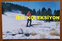 TÜRKİYE CUMHURİYETİ ESKİ BAŞBAKANI TANSU ÇİLLER'İN OĞLU BERK ÇİLLER'İN ORİJİNAL 5'Lİ FOTOĞRAF SETİ - 15x 10 cm EBADINDA - BERK ÇİLLER, ULUDAĞ'DA KAYAK MERKEZİNDE TATİL YAPARKEN ÇEKİLMİŞ 5 FARKLI KARE. 1997