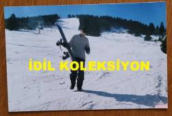 TÜRKİYE CUMHURİYETİ ESKİ BAŞBAKANI TANSU ÇİLLER'İN OĞLU BERK ÇİLLER'İN ORİJİNAL 5'Lİ FOTOĞRAF SETİ - 15x 10 cm EBADINDA - BERK ÇİLLER, ULUDAĞ'DA KAYAK MERKEZİNDE TATİL YAPARKEN ÇEKİLMİŞ 5 FARKLI KARE. 1997