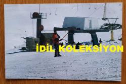 TÜRKİYE CUMHURİYETİ ESKİ BAŞBAKANI TANSU ÇİLLER'İN OĞLU BERK ÇİLLER'İN ORİJİNAL 5'Lİ FOTOĞRAF SETİ - 15x 10 cm EBADINDA - BERK ÇİLLER, ULUDAĞ'DA KAYAK MERKEZİNDE TATİL YAPARKEN ÇEKİLMİŞ 5 FARKLI KARE. 1997