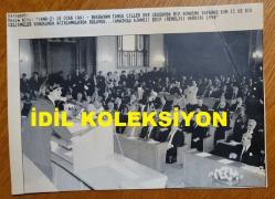 TÜRKİYE CUMHURİYETİ ESKİ BAŞBAKANI TANSU ÇİLLER'İN AJANS-BASIN FOTOĞRAFI (KAĞIT BASKI) - 19 x 14 cm EBADINDA - TANSU ÇİLLER, DYP GRUBUNDA KÜRSÜYE ÇIKIP KONUŞMA YAPARKEN ÇEKİLMİŞ BİR KARE. 1994