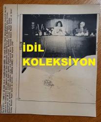 TÜRKİYE CUMHURİYETİ ESKİ BAŞBAKANI TANSU ÇİLLER'İN AJANS-BASIN FOTOĞRAFI (KAĞIT BASKI) - 19 x 17 cm EBADINDA - TANSU ÇİLLER, GENELKURMAY BAŞKANI DOĞAN GÜREŞ ve MİLLİ SAVUNMA BAKANI MEHMET GÖLHAN'LA TOPLANTI YAPARKEN ÇEKİLMİŞ BİR KARE. 1994