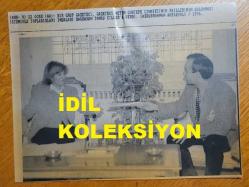 TÜRKİYE CUMHURİYETİ ESKİ BAŞBAKANI TANSU ÇİLLER'İN AJANS-BASIN FOTOĞRAFI (KAĞIT BASKI) - 18 x 14 cm EBADINDA - TANSU ÇİLLER, GAZETECİ METİN GÖKTEPE CİNAYETİNİN AYDINLATILMASI İÇİN TOPLANAN İMZALARI KENDİSİNE TESLİM EDEN GAZETECİ İLE AYNI KAREDE. 1996 ABDURRAHMAN ANTAKYALI