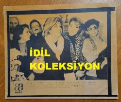 TÜRKİYE CUMHURİYETİ ESKİ BAŞBAKANI TANSU ÇİLLER'İN AJANS-BASIN FOTOĞRAFI (KAĞIT BASKI) - 21 x 18 cm EBADINDA - TANSU ÇİLLER ve GÜLAY ATIŞ AYNI KAREDE