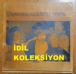 TÜRKİYE CUMHURİYETİ ESKİ BAŞBAKANI TANSU ÇİLLER'İN AJANS-BASIN FOTOĞRAFI (KAĞIT BASKI) - 21 x 21 cm EBADINDA - TANSU ÇİLLER, CUMHURBAŞKANI SÜLEYMAN DEMİREL'DEN HÜKUMETİ KURMA GÖREVİ ALDIKTAN SONRA BASIN AÇIKLAMASI YAPARKEN. 1993