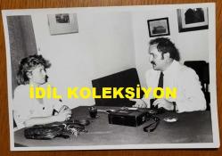 TÜRKİYE CUMHURİYETİ ESKİ BAŞBAKANI TANSU ÇİLLER'İN ORİJİNAL 3'LÜ FOTOĞRAF SETİ - 18 x 12 cm EBADINDA - TANSU ÇİLLER, DÜNYA GAZETESİ GENEL YAYIN YÖNETMENİ OSMAN SAFFET AROLAT'LA RÖPORTAJ YAPARKEN ÇEKİLMİŞ 3 FARKLI KARE. 18 HAZİRAN 1989