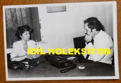 TÜRKİYE CUMHURİYETİ ESKİ BAŞBAKANI TANSU ÇİLLER'İN ORİJİNAL 3'LÜ FOTOĞRAF SETİ - 18 x 12 cm EBADINDA - TANSU ÇİLLER, DÜNYA GAZETESİ GENEL YAYIN YÖNETMENİ OSMAN SAFFET AROLAT'LA RÖPORTAJ YAPARKEN ÇEKİLMİŞ 3 FARKLI KARE. 18 HAZİRAN 1989